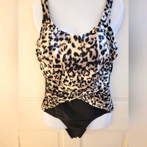 Lands' End women's 14DD one piece swimsuit, leopard print, ruching in front - Picture 1 of 6